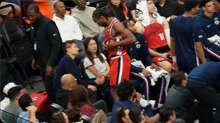 乐鱼体育-不像脚踝！小卡表情痛苦捂着自己的腰腹部离场并高举双手进行伸展